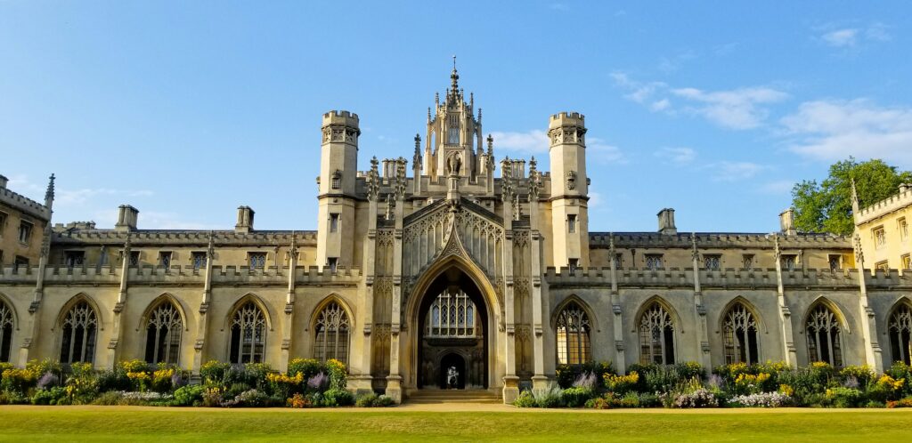 A Guide for Parents: How to Apply to UK Universities from the U.S. 